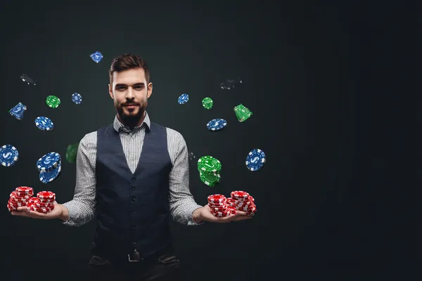 TAKABETBD লগইন — মুহূর্তেই অ্যাক্সেস করুন আপনার নিরাপদ অ্যাকাউন্ট ক্যাসিনো চিপে ঘেরা এক আত্মবিশ্বাসী ডিলার খেলোয়াড়দের TAKABETBD অ্যাকাউন্টে লগইন করতে আহ্বান করছেন—যা দ্রুত ও সহজ লগইন সুবিধাকে উপস্থাপন করে।